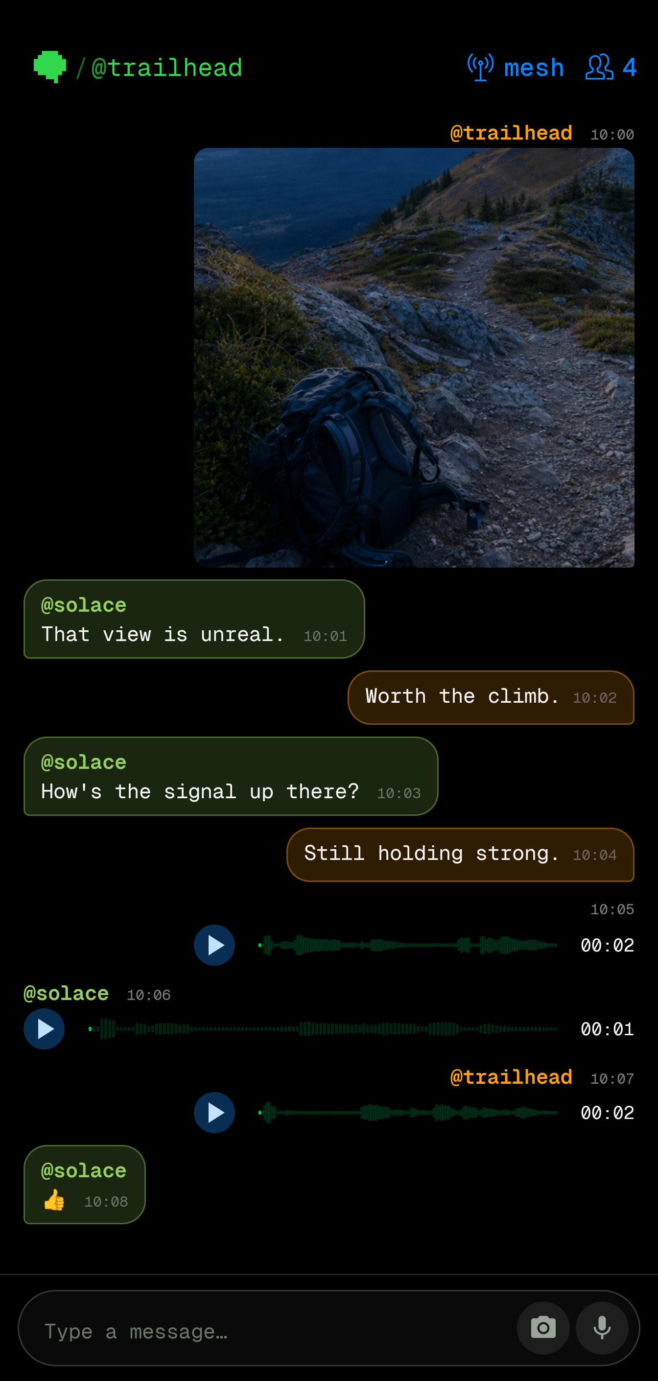 Capture Android de Bitchat montrant une conversation mesh avec quatre participants, une photo, des messages texte et vocaux.